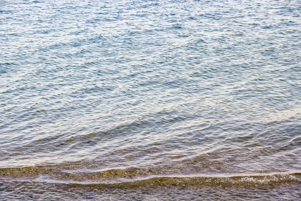 Sahildeki deniz suyu yüzeyinin arka planı ve dokusu