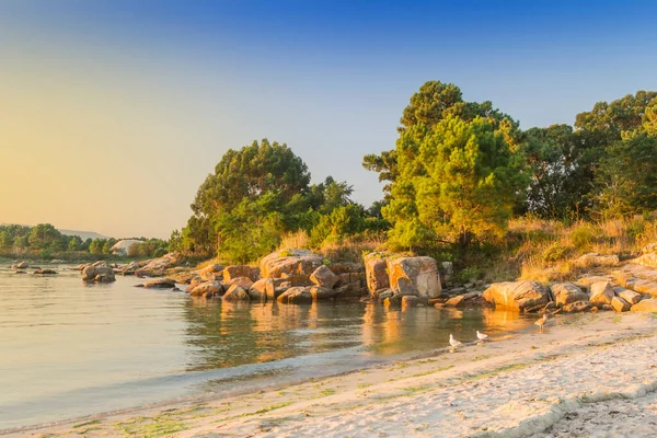 Angolo Costiero Della Spiaggia Espineiro Nell Isola Arousa Nel Pomeriggio — Foto Stock