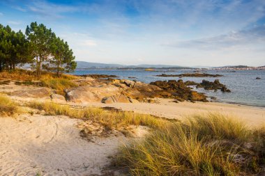 Carreiron doğal parkındaki kum, kayalar ve plaj, Arousa adası, Galiçya, İspanya