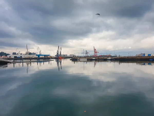 Vilagarcia Arousa Porto Comercial Refletido Mar Calmo Sob Céu Tempestuoso — Fotografia de Stock