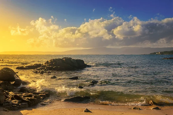 Fale Wybrzeżu Plaży Arruda Wyspie Arousa Złotym Zachodzie Słońca — Zdjęcie stockowe
