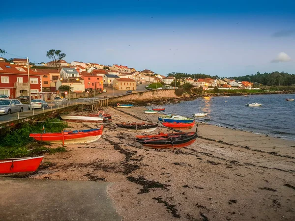 Łodzie Rybackie Plaży Morskiej Wyspie Arousa Świcie Obraz Stockowy