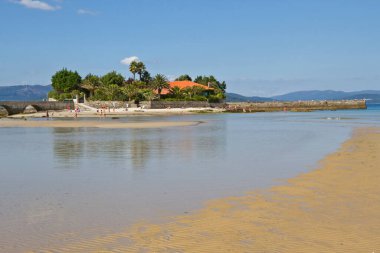 Porto do Son 'daki Aguiera plajında kentleşmiş bir ada.