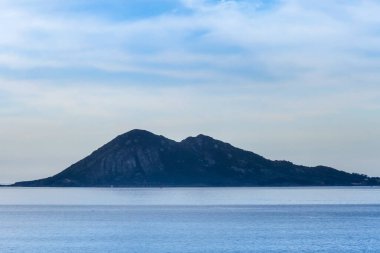 Louro Dağın üzerinde mavi renkler arasında