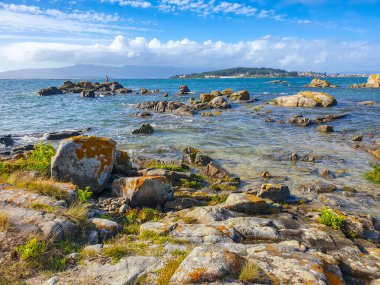 Arousa Adası 'ndaki Arruda Pelerini' ndeki kayalar.