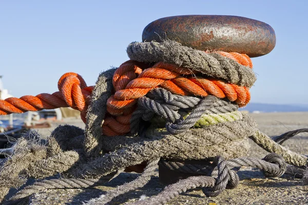 Port bollard covered with ropes — Stock Photo, Image