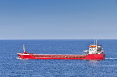 Kırmızı ticaret gemisi