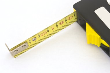 Beyaz arka plan üzerinde çalışırken metre