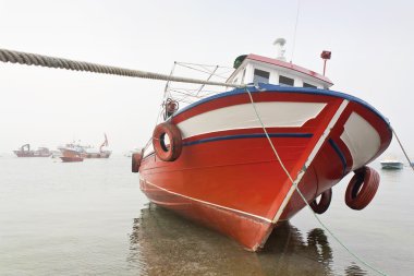 Dengesiz kırmızı tekne