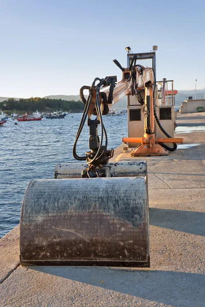 Hydraulic shovel on the harbor — Stock Photo, Image