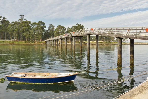 Tekne ve footdbridge — Stok fotoğraf
