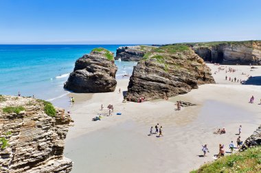 Katedraller plajda kayalar