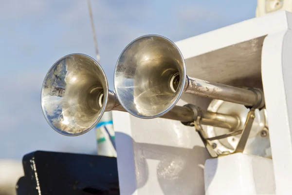 Metalliska båt horn — Stockfoto