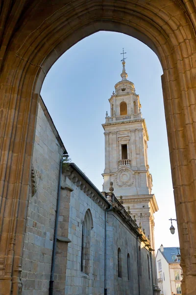 Arco y campanario de la catedral de Lugo — Foto de Stock