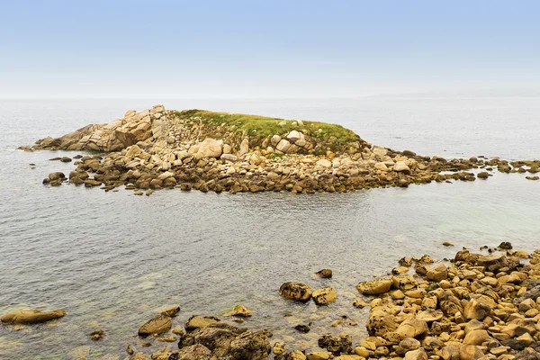 Denizin üzerinde kayalık ada — Stok fotoğraf