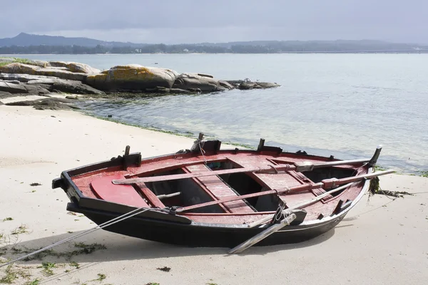 Barco varado en isla de Arousa — Foto de Stock