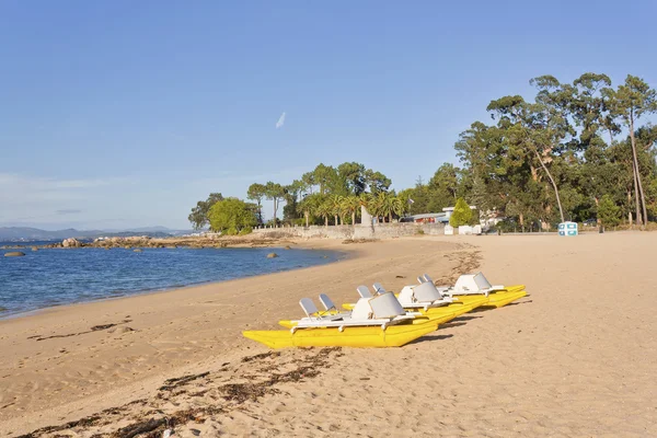 Pedalò sulla spiaggia di Sinas — Foto Stock