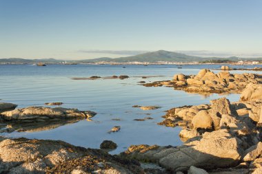 Kayalık deniz kıyısında