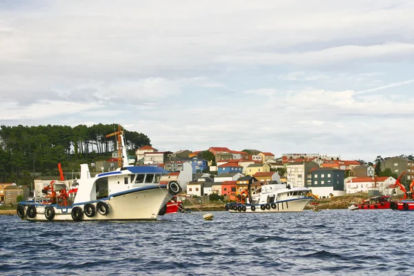 Barcos de acuicultura de mejillones anclados en Pesqueira, Cabodecruz —  Fotos de Stock