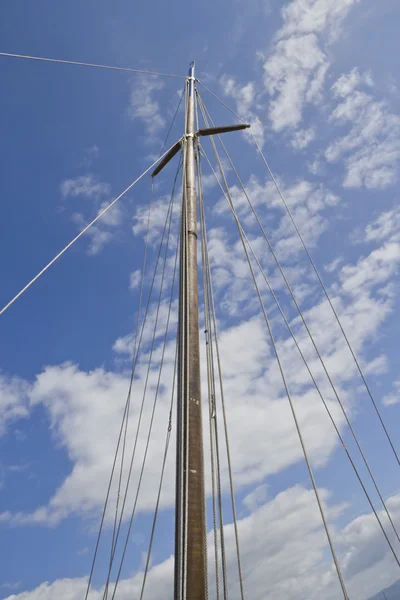 Segelbootmast am Himmel — Stockfoto