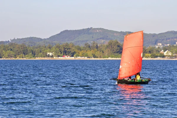 Żeglarstwo w wybrzeże riasowe Arousa — Zdjęcie stockowe