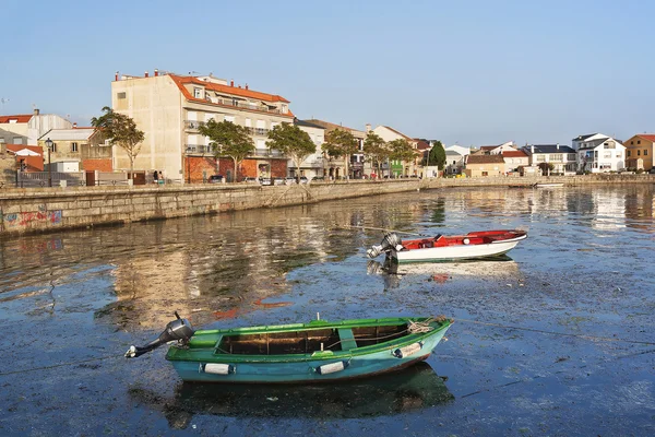 Barcos y reflexiones sobre la isla de Arousa — Foto de Stock