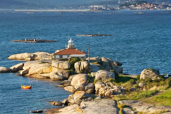 Faro entre rocas en la isla de Arousa —  Fotos de Stock