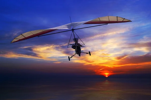 Hang planador no pôr do sol — Fotografia de Stock