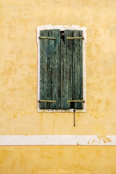 古い緑の木製窓 — ストック写真
