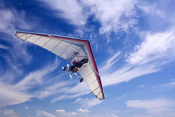 Motorizedr paraglider vliegen — Stockfoto