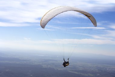 Gökyüzünde uçan paraglider