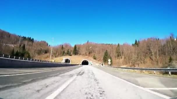 Conducir a través de un túnel — Vídeo de stock