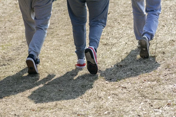 Gente caminando afuera — Foto de Stock