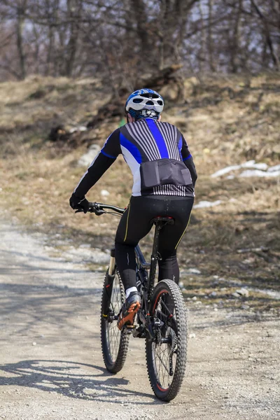 Radfahrer fährt Mountainbike — Stockfoto