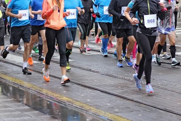 Maratona correndo nas ruas da cidade — Fotografia de Stock