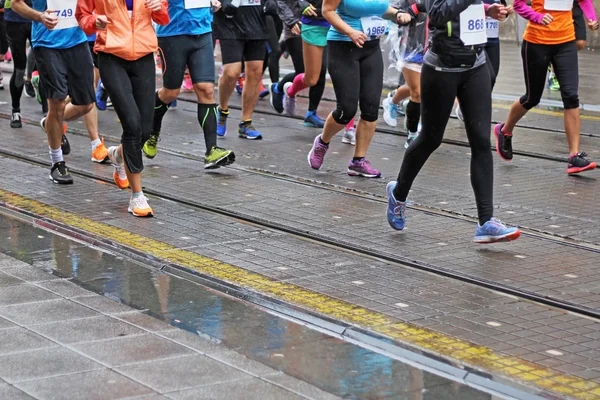Maratona correndo nas ruas da cidade — Fotografia de Stock