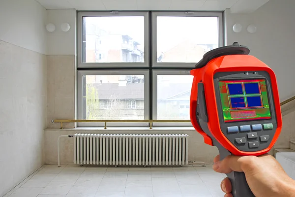 Radiatore di registrazione e una finestra su un edificio con Thermal Camer — Foto Stock