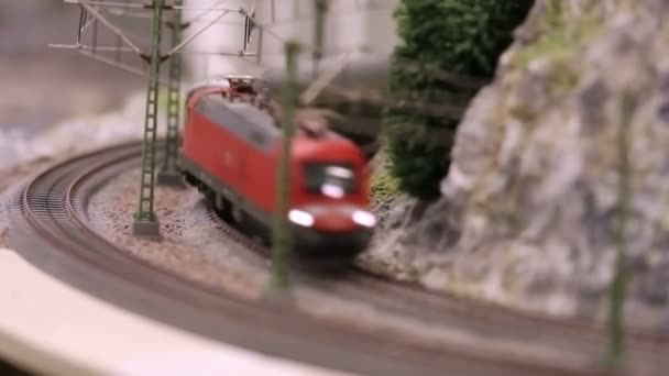 Модельный поезд едет — стоковое видео