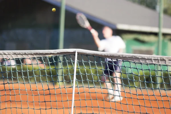 Tenisová síť člověk hraje tenis — Stock fotografie