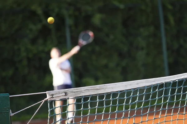 Tenisová síť člověk hraje tenis — Stock fotografie