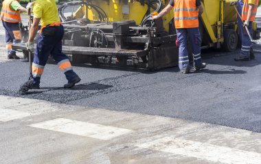 İşçi Asphalting yolda 