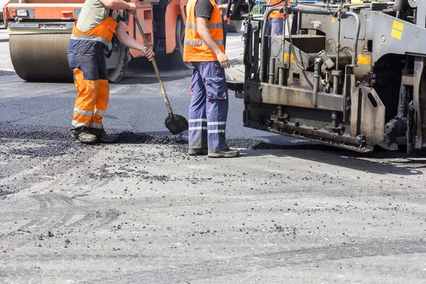 Trabajadores en carretera asfaltada — Foto de Stock