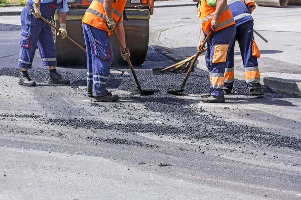 Werknemers op Asphalting weg — Stockfoto