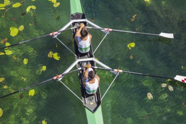 İki rowers kürek