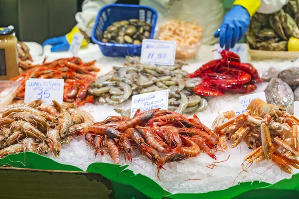 Garnelen und Garnelen auf dem Fischmarkt — Stockfoto