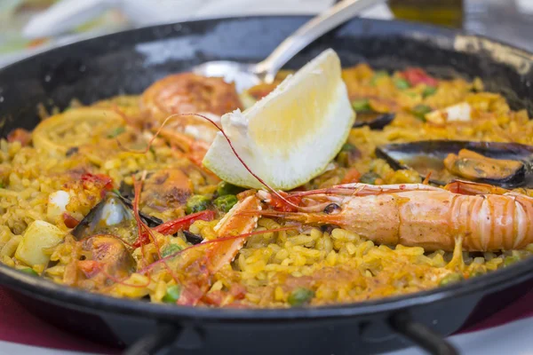 Paella geleneksel İspanyol yemeği — Stok fotoğraf