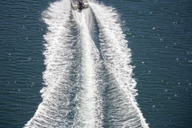 Deniz yüzeyinde iz