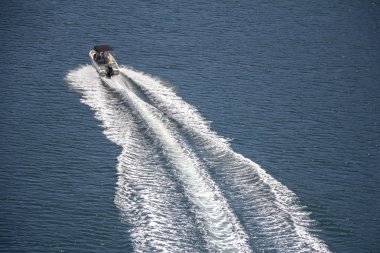 Deniz yüzeyinde iz