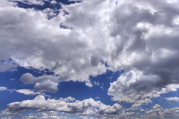 Blauwe lucht met wolken als achtergrond — Stockfoto