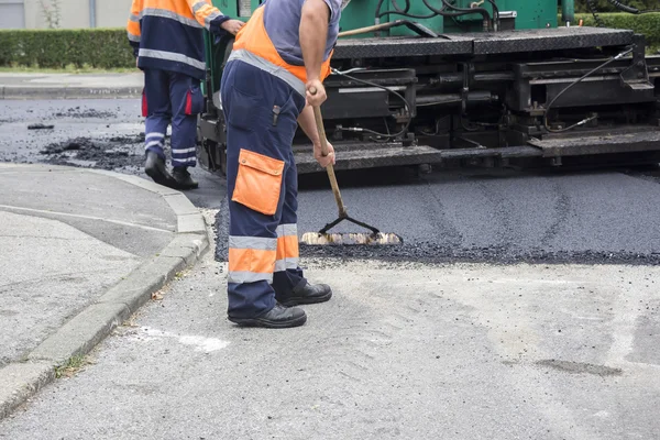 İşçi Asphalting yolda — Stok fotoğraf